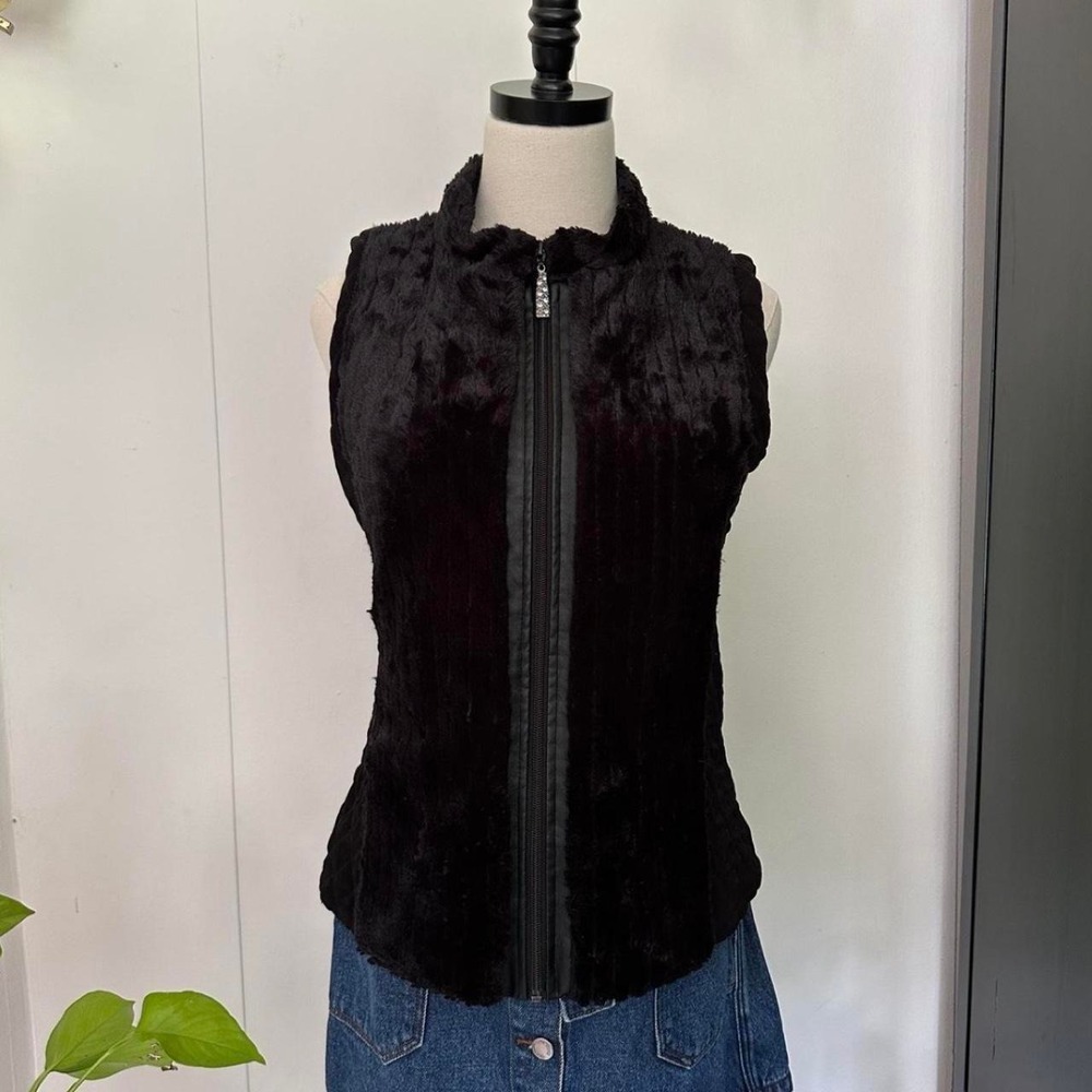 Chicos Womens Black Faux Fur Quilted Back Zip Vest Rhinestone Pull Size 0 Small